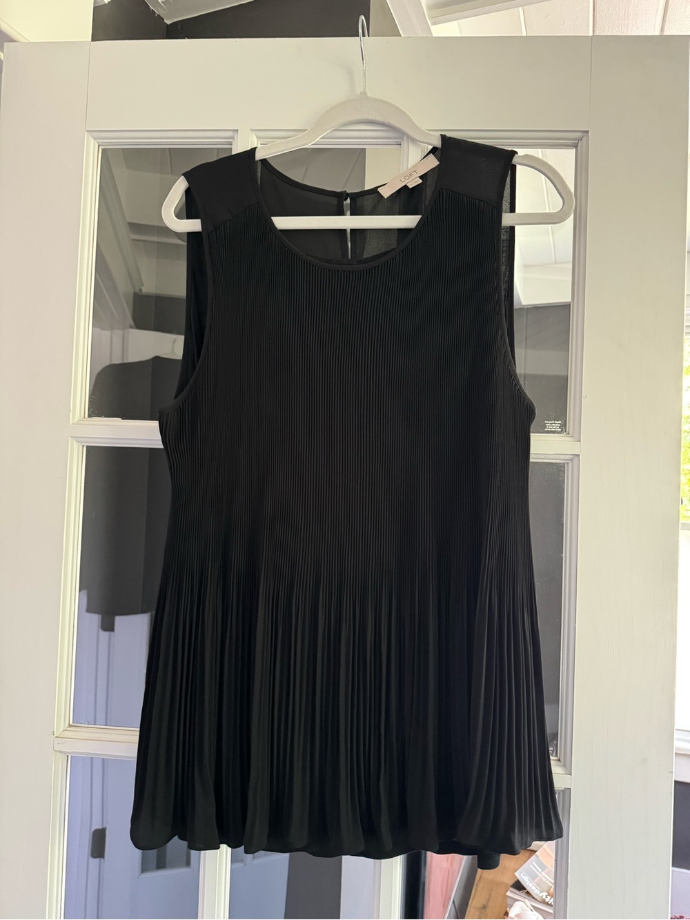 LOFT Black Sleeveless Pleated Blouse